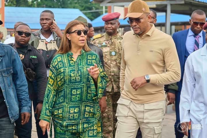 Ministère de sport : Les Léopards et Didier Budimbu visitent les blessés de guerre à l’hôpital militaire colonel Tshiatshi