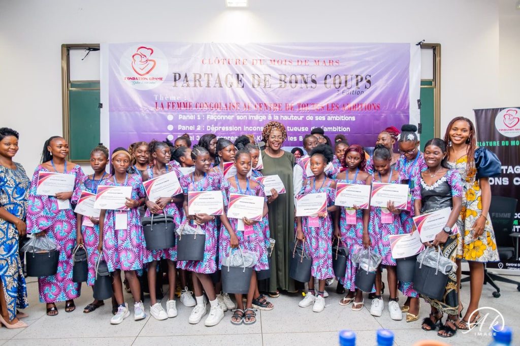 Clôture du mois de Mars La Fondation GRAME a tenu une Conférence sur le partage de Bons Coups et a procédé à la remise des kits métiers aux jeunes filles de la N’SELE