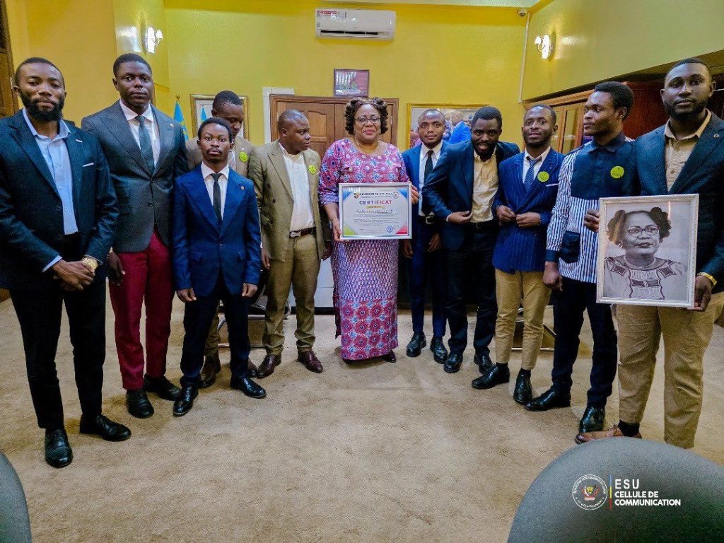 ESU : Les étudiants de l’UNIKIN honorent la ministre Marie-Thérèse Sombo pour son engagement exemplaire