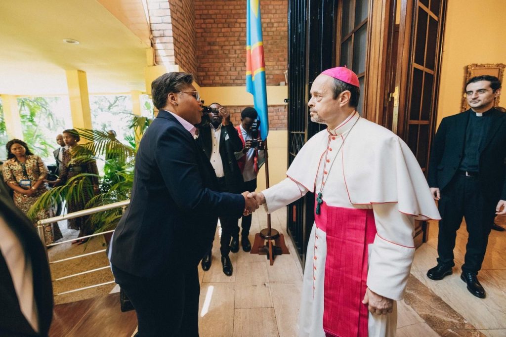 Hommage de Judith Suminwa au Pape François : « Un bâtisseur de paix que les Congolais n’oublierons jamais »