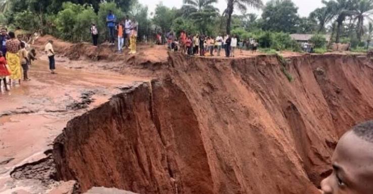 Kasaï : La route principale de Kamonia coupée en deux par un ravin en expansion