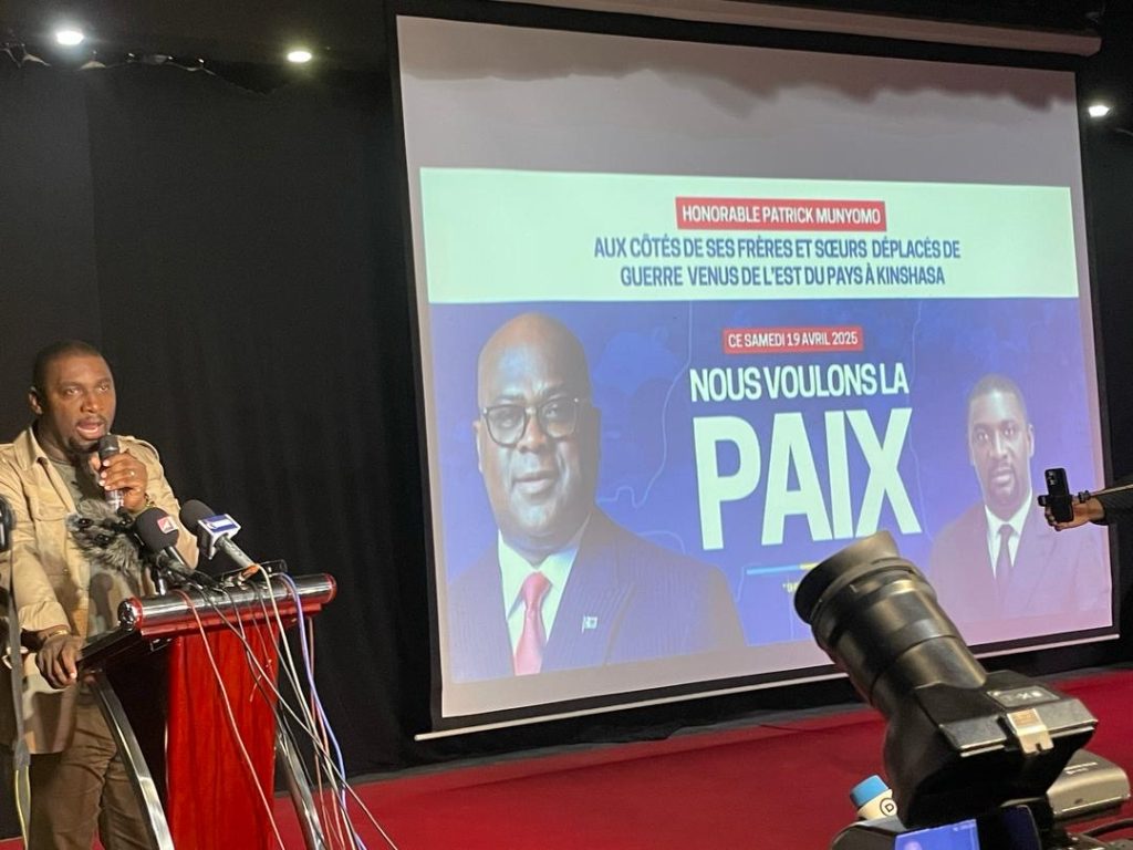 Kinshasa : Le député National Patrick Munyomo communie avec les déplacés du Nord et Sud-Kivu et leur apporte une assistance financière