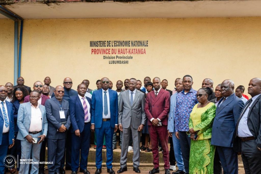 Daniel Mukoko Samba à l’écoute des agents de la Division provinciale de l’Économie
