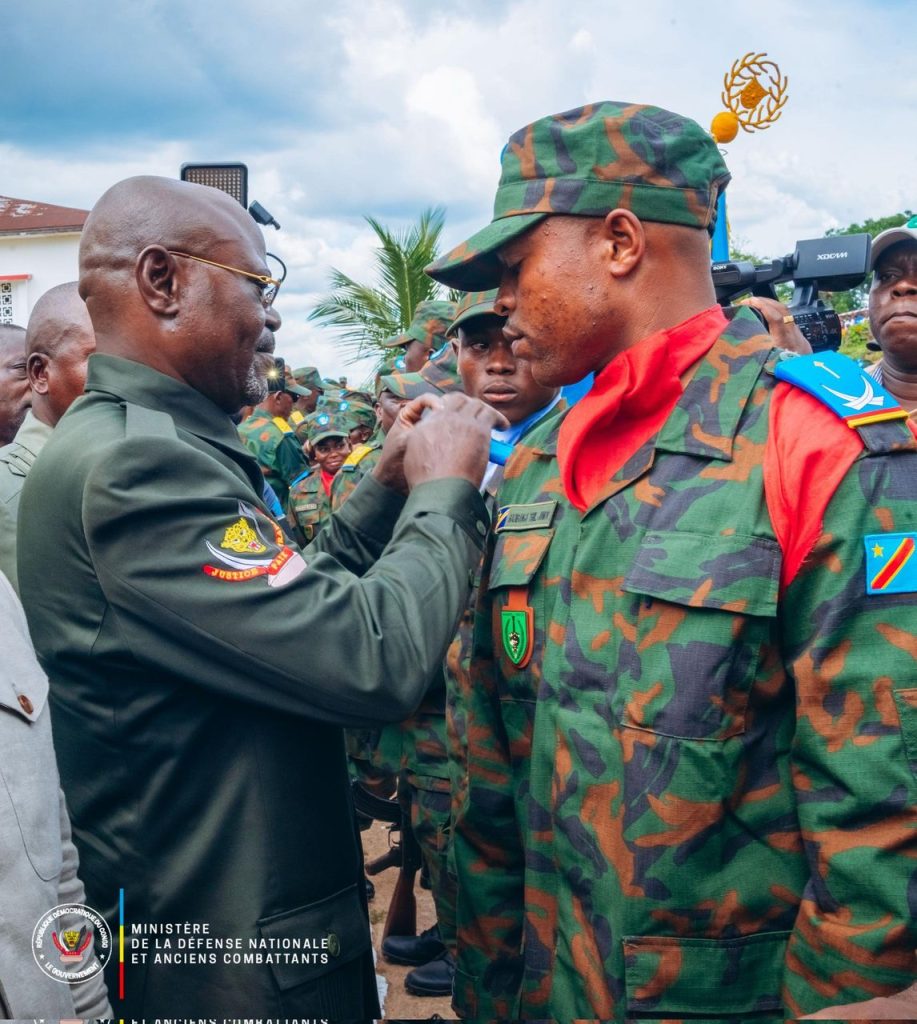 Une cérémonie militaire emblématique : Guy Kabombo souligne l’importance cruciale d’une formation militaire fondée sur un idéal sain