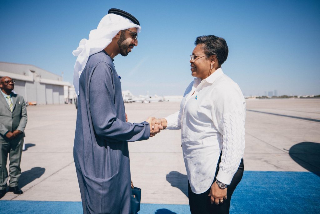 Entre deux fronts, Judith Suminwa Tuluka gère l’urgence humanitaire au pays tout en négociant l’avenir économique à Abu Dhabi