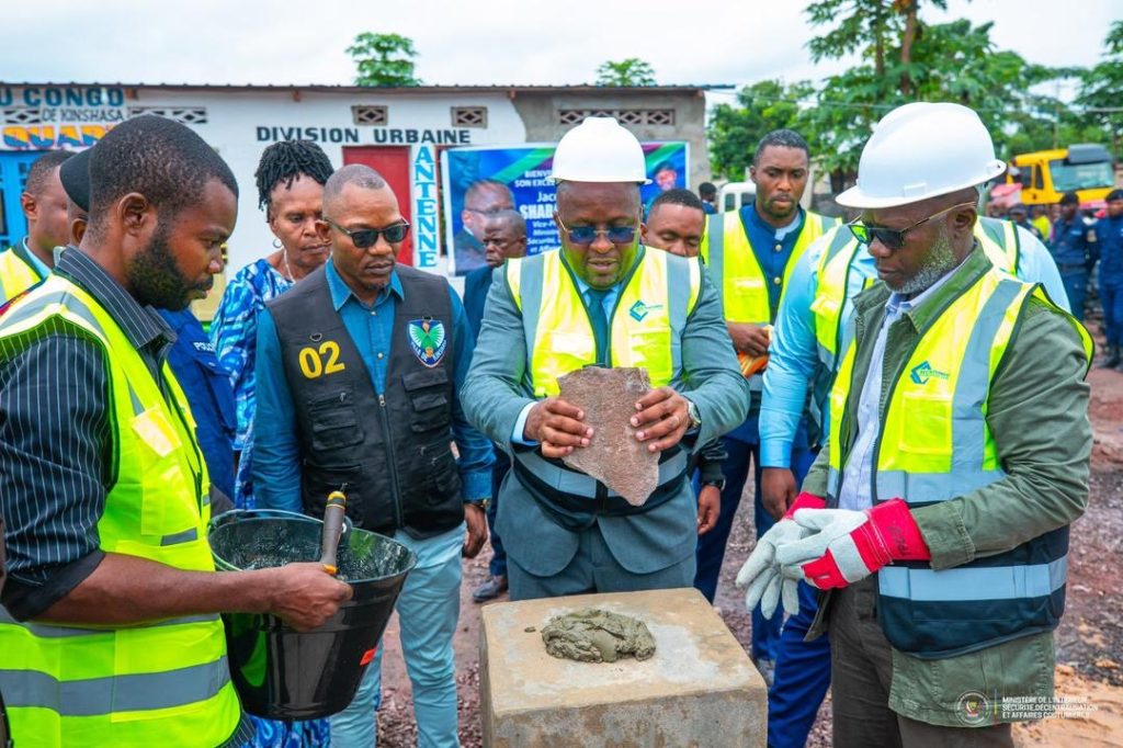 Sécurité : Le VPM Jacquemain Shabani lance la construction de 80 nouveaux postes de police à l’Ouest de Kinshasa