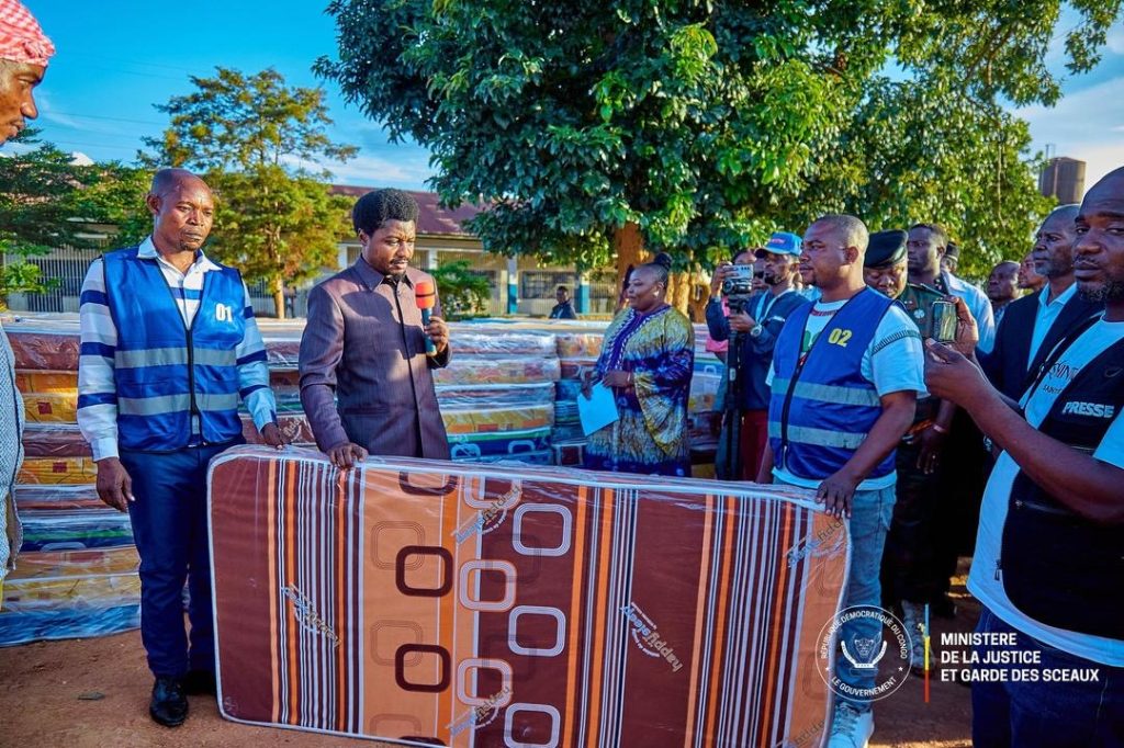 Lubumbashi : les détenus de la prison centrale de Kasapa reçoivent un second lot de matelas grâce au ministre d’État Constant Mutamba