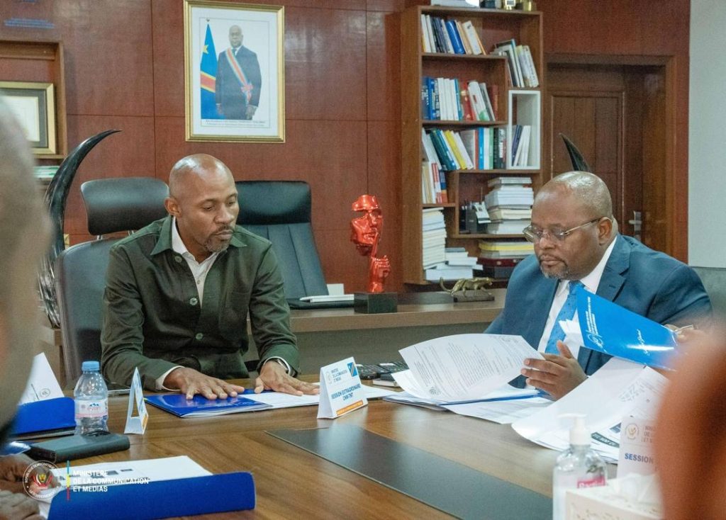 RDC : Patrick Muyaya accélère l’installation de la Télévision numérique terrestre