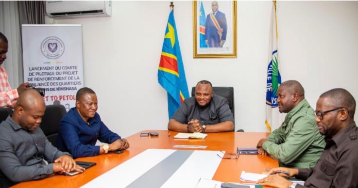 Kinshasa face à l’urgence urbaine : inondations, insécurité et embouteillages au menu d’une réunion exécutif‑législatif