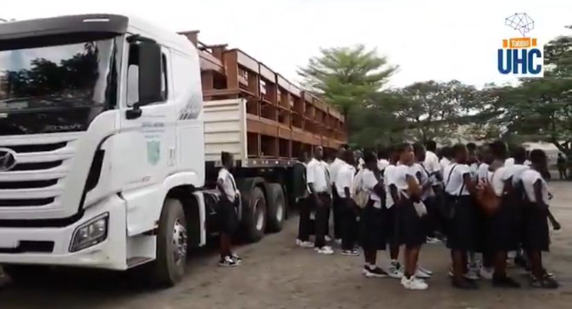 Kinshasa : 600 bancs-pupitres remis par le Service national dans trois instituts techniques
