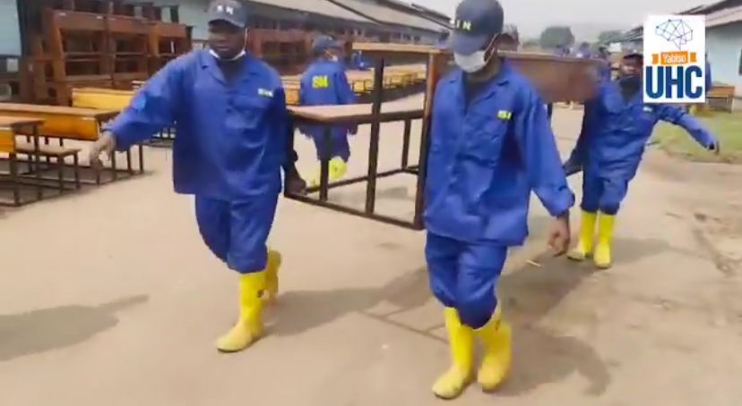 Service National : Des ex-kulunas réinsérés fabriquent des bancs-pupitres pour les écoles de la RDC