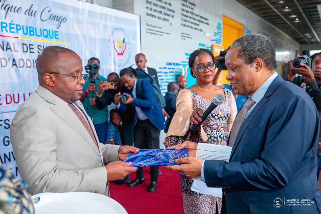 Crimes à l’Est de la RDC : Le Vice-Premier Ministre Jacquemain Shabani reçoit le Livre blanc d’analyse du MNS