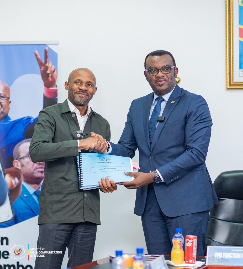 RDC : Patrick Muyaya reçoit de Lihau le nouveau cadre organique des agents du ministère de la Communication