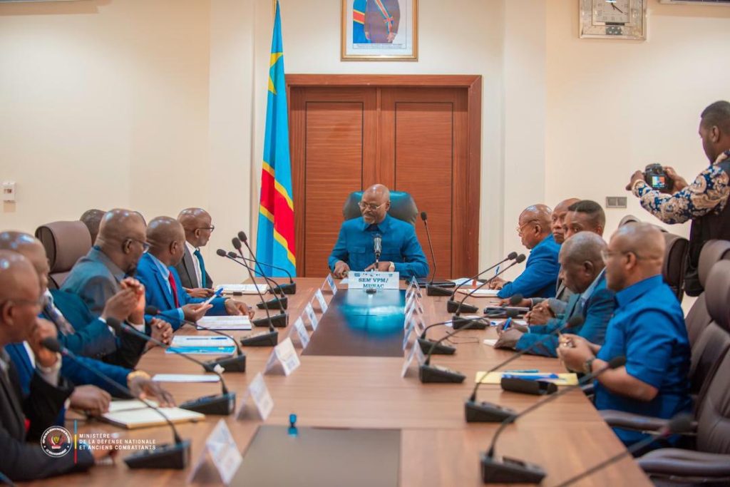 ÉVALUATION DE LA SITUATION SÉCURITAIRE DE LA PROVINCE DE L’ITURI :LE VPM DE LA DÉFENSE NATIONALE ÉCHANGE AVEC LE CAUCUS DE DÉPUTÉS DE LA PROVINCE