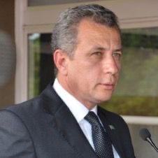 Tribune du Sénateur Jean Bamanisa : « Malgré nos richesses naturelles, trop de Congolais vivent dans la pauvreté, sans accès à l’éducation ni à la santé et sans infrastructures de base »