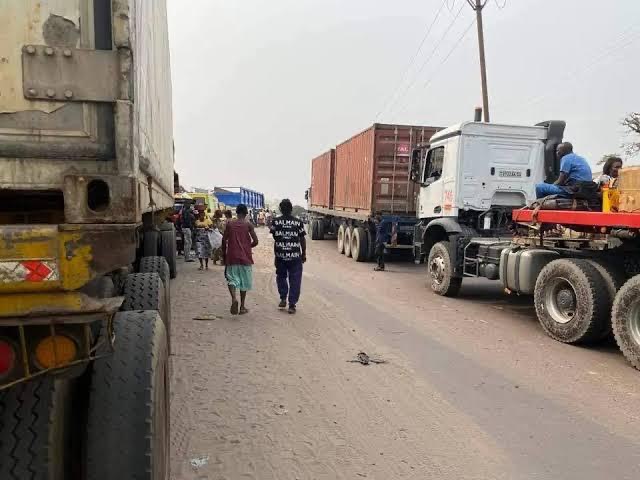 Kinshasa : Bob Amisso réaménage les horaires pour les poids lourds pour un nouvel équilibre entre circulation et approvisionnement