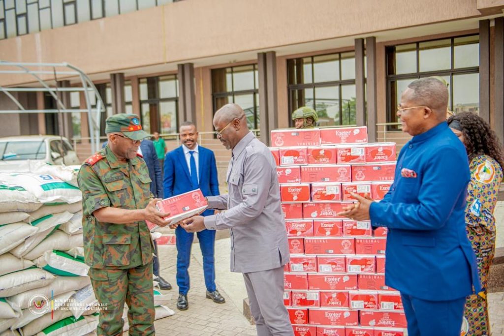 Effort de guerre: Guy Kabombo a réceptionné un lot des vivres, don de L’OGEFREM aux FARDC