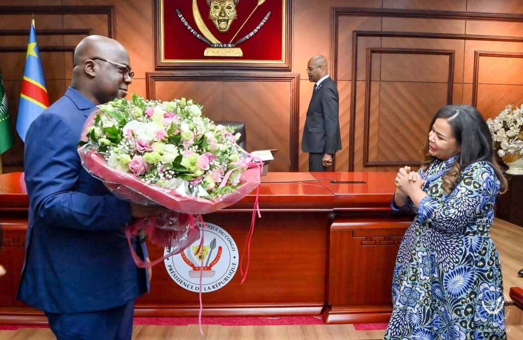 Le Président Tshisekedi honore la ministre des Affaires étrangères Thérèse Kayikwamba lors de la 46ᵉ réunion ordinaire du Conseil des ministres