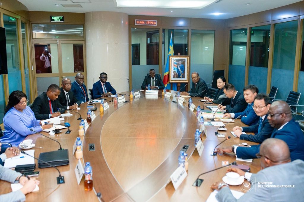 Daniel Mukoko Samba accueille des entrepreneurs chinois pour développer Lumumba-Ville et le Sankuru