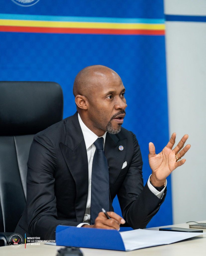 Des mains des journalistes de JED et de l’UNPC, Patrick Muyaya reçoit le plan d’engagement stratégique des médias pour le suivi de l’accord de paix de Washington