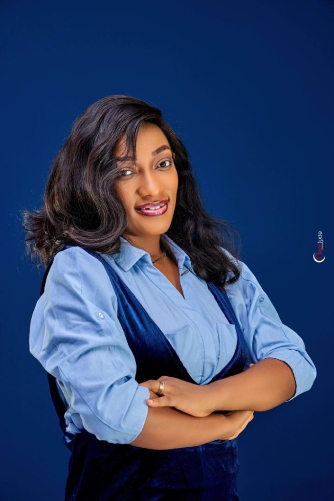 Tribune libre d’Audrey Bozene Ipungu : « La priorité du ministère de l’éducation devrait plutôt être l’amélioration des conditions d’apprentissage, le renforcement de la gratuité de l’enseignement et la lutte contre les violences sexuelles en milieu scolaire »