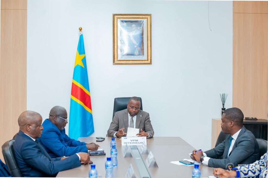 La sécurité et la cohésion sociale au centre des échanges entre le VPM Jacquemain Shabani et le caucus des parlementaires