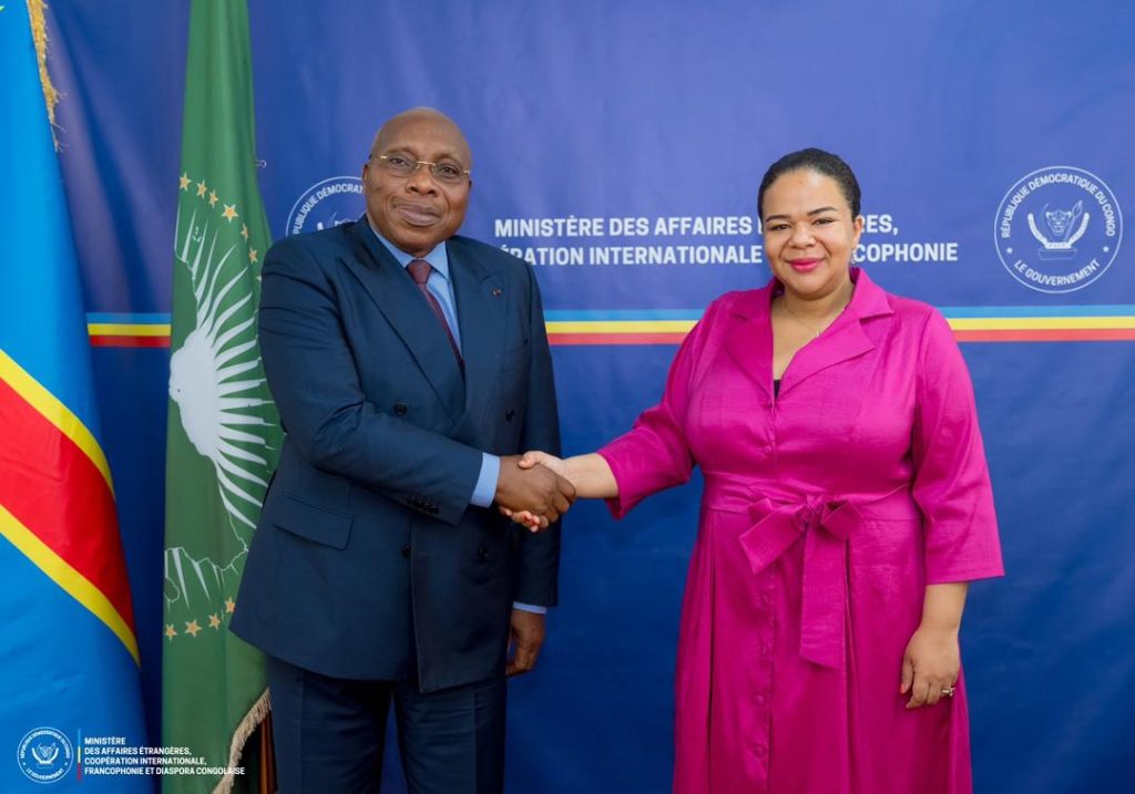 Diplomatie : L’Ambassadeur du Congo en RDC, Cyprien Sylvestre Mamina, fait ses adieux après trois années de mandat