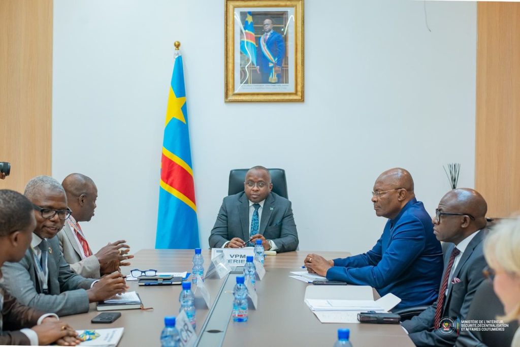 Le VPM Jacquemain Shabani et le Coordonnateur résident de l’ONU renforcent leur coopération pour gérer la crise humanitaire à l’Est de la RDC