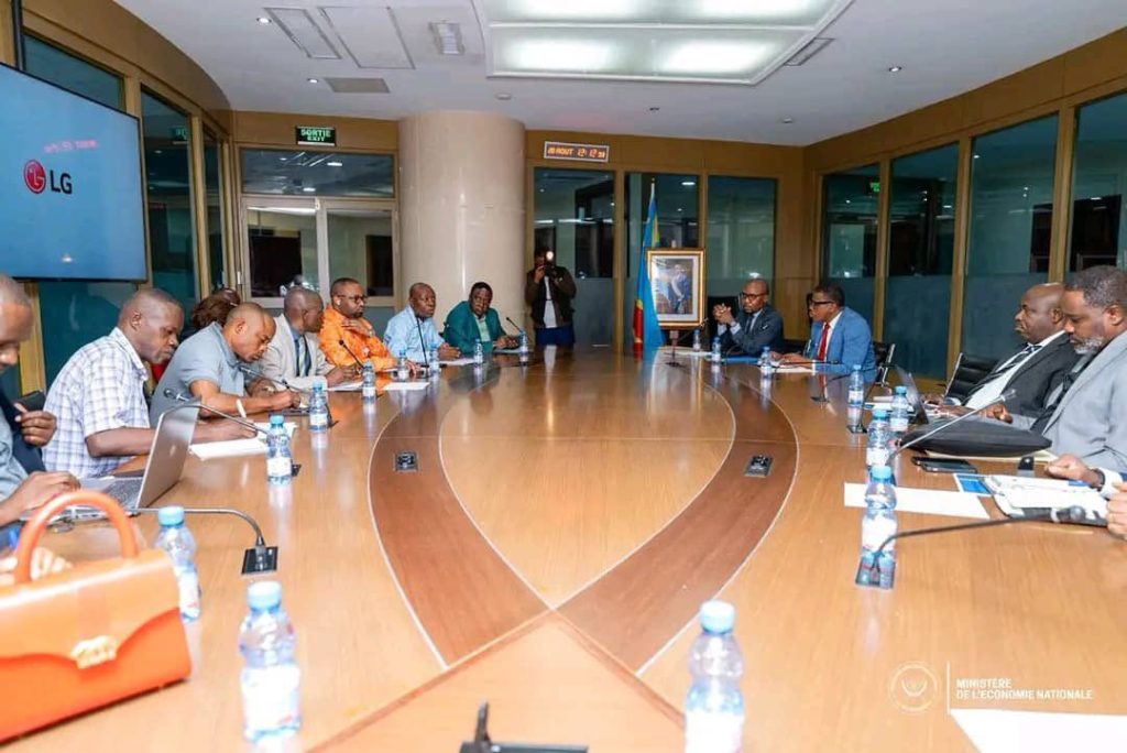 Kinshasa : Le gouvernement initie un projet pilote pour moderniser les espaces de vente flottants et soutenir le commerce inclusif
