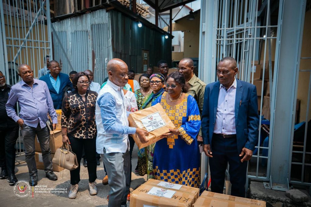 Hubert Kimbonza lance la distribution des bulletins et pièces scolaires pour l’année 2024-2025