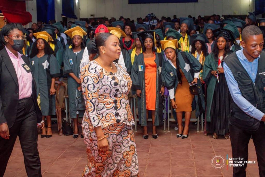 Micheline Ombae honore les lauréates de l’ISAM Mbuji-Mayi et célèbre l’éducation comme levier de développement