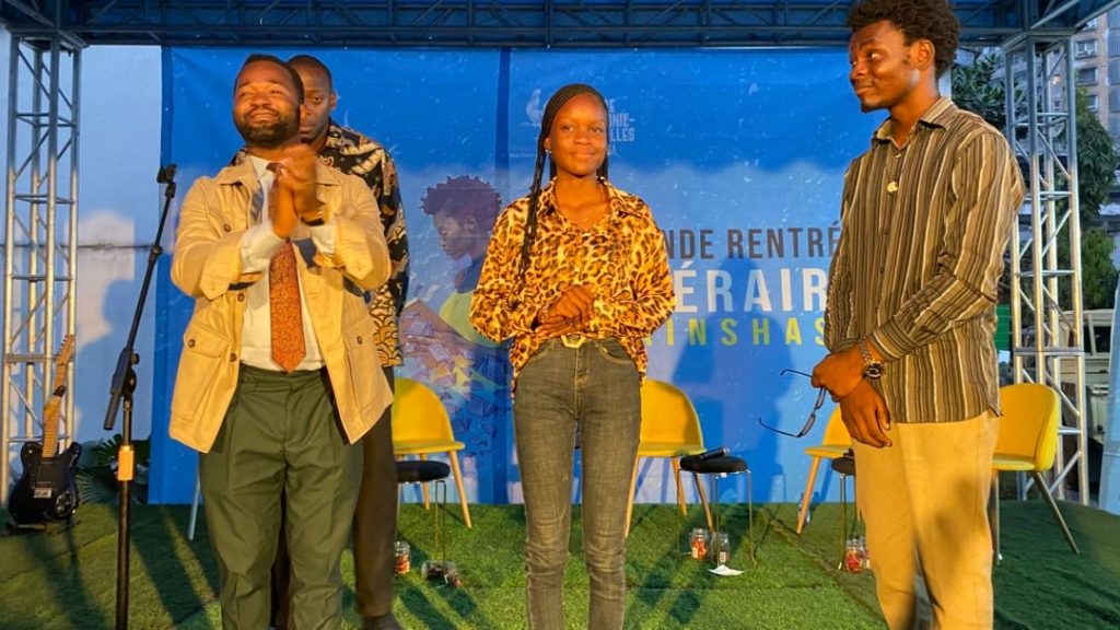 Grande rentrée littéraire de Kinshasa : Jemima Ntela illumine la scène et remporte la demi-finale du concours Congo Slam