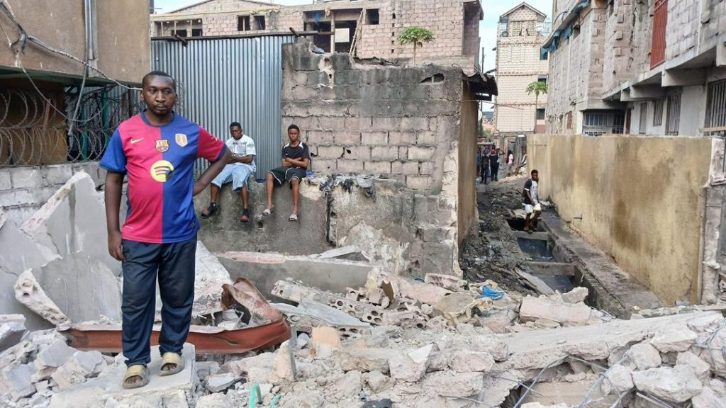 Kinshasa : Le député provincial Israelo Kabenda obtient la destruction d’une parcelle construite sur un caniveau