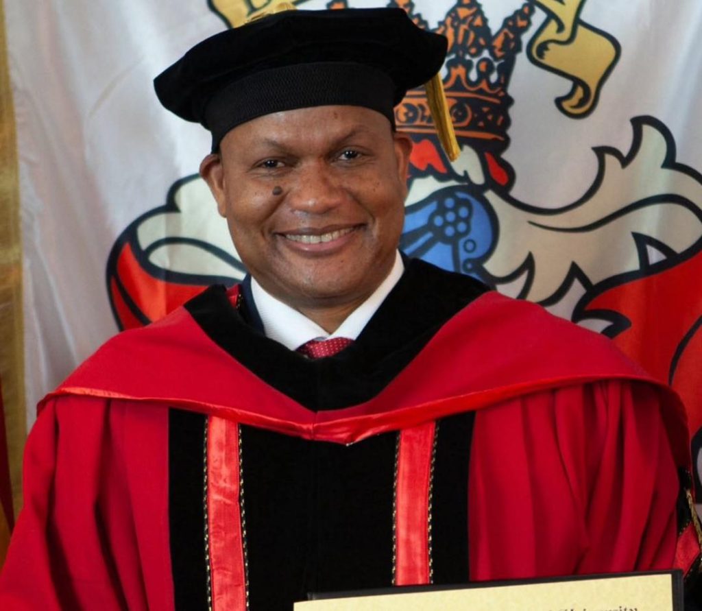 UNISIC : Le professeur Kitumu conteste la validité du doctorat de Dori Dumbi obtenu en Espagne
