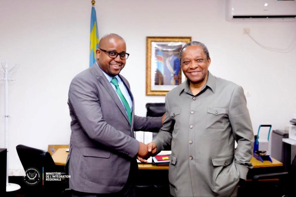 Le ministre Floribert Anzuluni échange avec le Professeur Ntumba Luaba sur le suivi de l’Accord-cadre d’Addis-Abeba