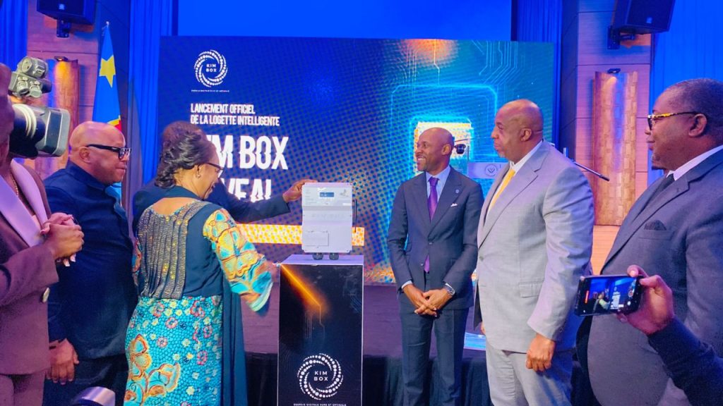 Aimé Sakombi félicite Prisca Makila et souligne l’impact de la KIM BOX sur le développement énergétique de la RDC