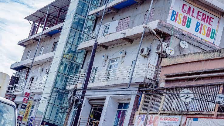 Kinshasa : La démolition imminente de la galerie Bisou Bisou suscite inquiétude pour les emplois et familles