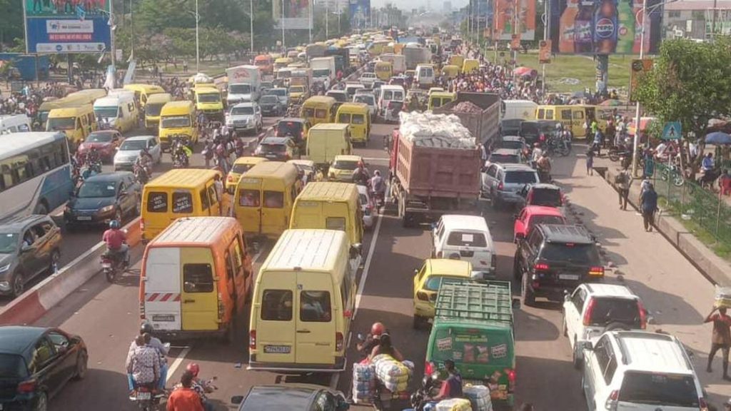 Kinshasa paralysée : Le contrôle des permis de conduire soulève des inquiétudes face à l’inaction sur la mobilité