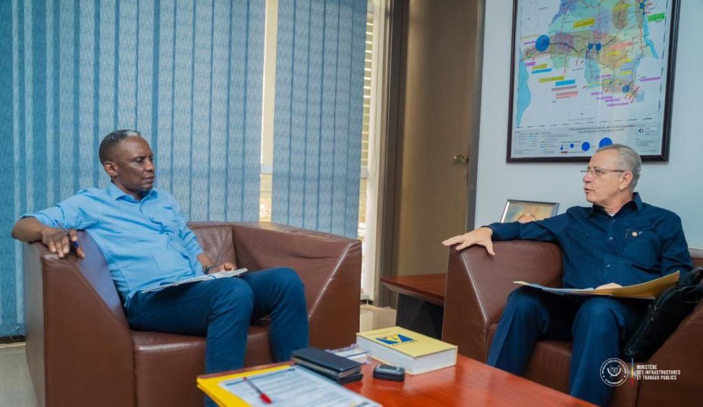 John Banza Lunda échange avec Jean Bamanisa sur la valorisation des matériaux locaux et la préparation d’Expobéton 2025