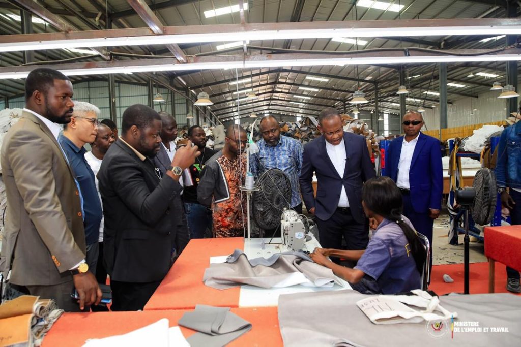 RDC : Le ministre Ferdinand Massamba mène une opération surprise à Kimbanseke pour renforcer le respect du droit du travail