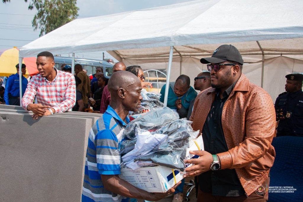Lemba : Le VPM Jacquemain Shabani apporte un soutien matériel et humain aux familles des policiers victimes de l’incendie du camp Kabila