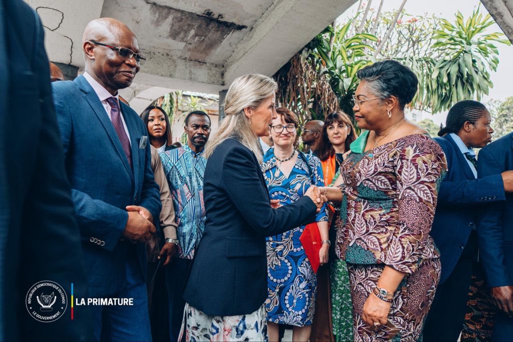 Judith Suminwa Tuluka rend visite aux femmes victimes de violences sexuelles à l’hôpital de Kintambo