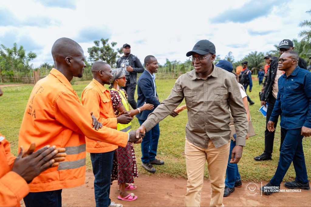 Yaligimba : Le VPM Daniel Mukoko Samba salue le partenariat entre PHC et les agriculteurs locaux