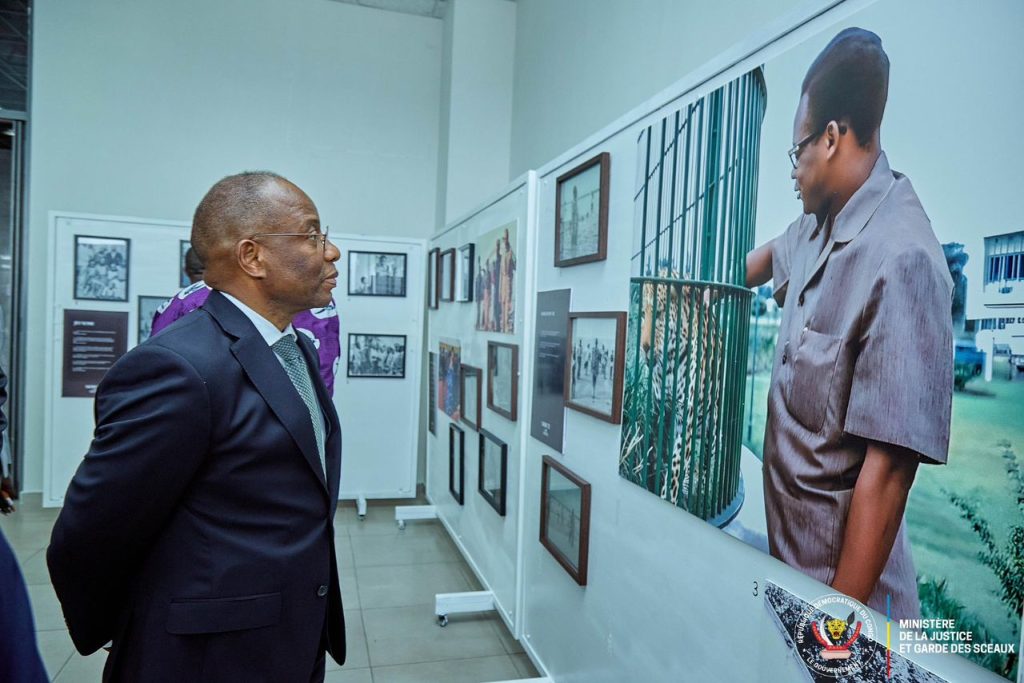 Le ministre Guillaume Ngefa visite l’exposition « Mobutu, une vie, un destin » : « Une exposition qui mérite d’être soutenue et vulgarisée »