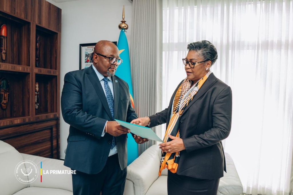 Le Ministre de l’industrie Aimé Boji Sangara présente sa démission à la Première Ministre Judith Suminwa Tuluka