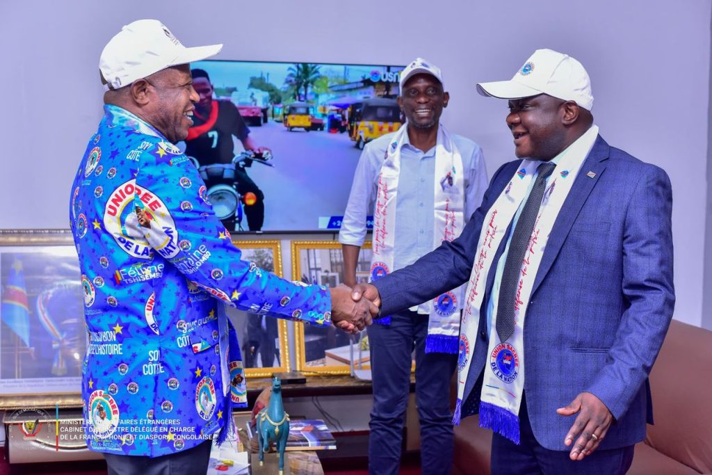 Crispin Mbadu réaffirme sa loyauté au Président Félix Tshisekedi en signant la Charte de l’Union Sacrée