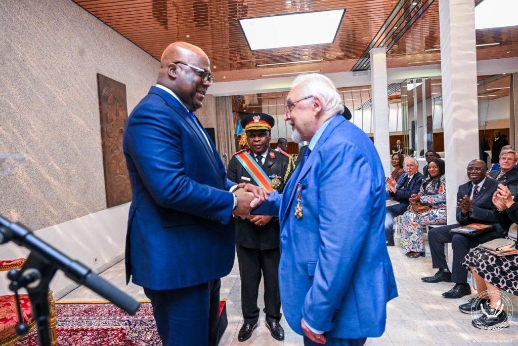 Bruxelles : Félix Tshisekedi décore Patrick Boenders, « Monsieur Congo », Officier dans l’Ordre national des héros Kabila-Lumumba
