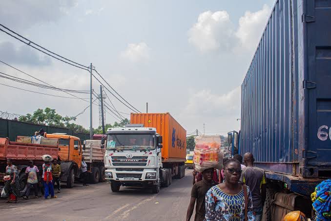 Kinshasa serre la vis contre le chaos routier : poids lourds, motos-taxis et marchés pirates désormais dans le viseur