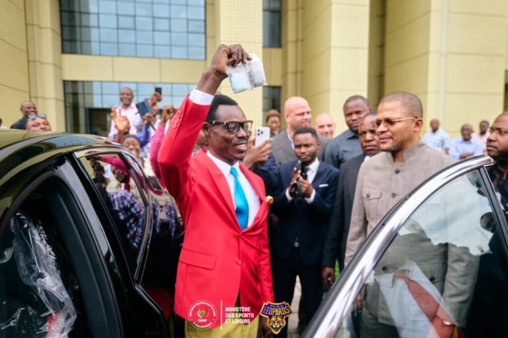 Michel Kuka « Lumumba Vea », le supporter emblématique des Léopards, honoré par le ministre Didier Budimbu avec une Jeep neuve !
