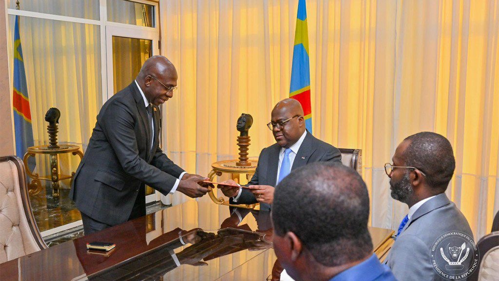 RDC : Félix Tshisekedi reçoit l’émissaire angolais Téte António pour relancer les efforts de paix et le dialogue national